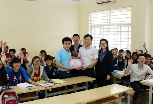 Trao giải Ba được trao cho Trần Đăng Bằng - sinh viên ĐH Kinh tế Quốc dân Hà Nội